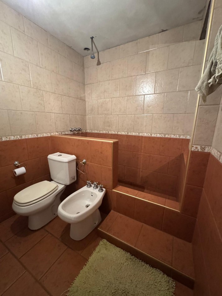 VENTA - CASA PH 4 AMBIENTES AL FRENTE - CON GARAGE, PATIO, BALCON PRIVADO Y PARRILLA - CASEROS NORTE