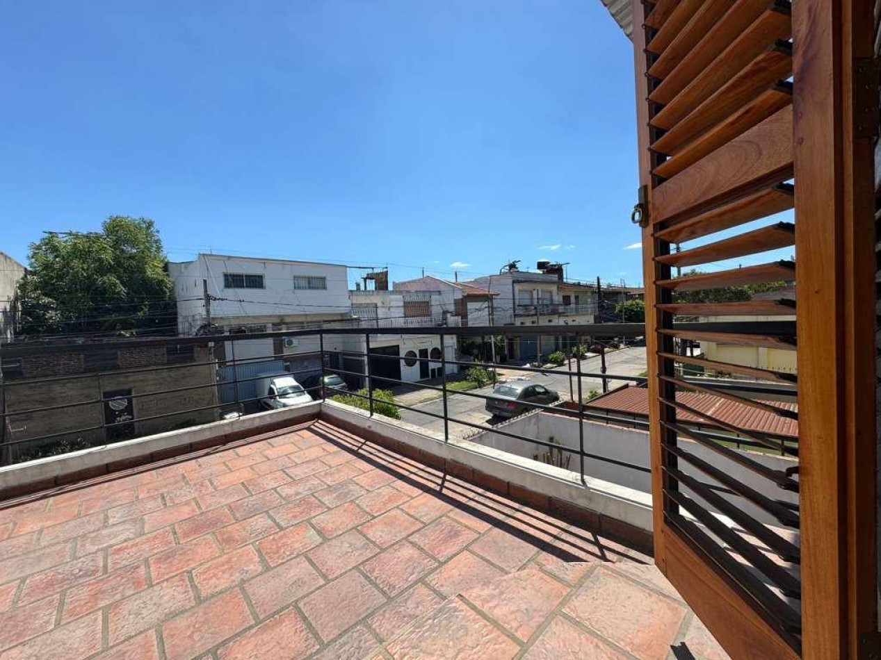 VENTA - CASA PH 4 AMBIENTES AL FRENTE - CON GARAGE, PATIO, BALCON PRIVADO Y PARRILLA - CASEROS NORTE