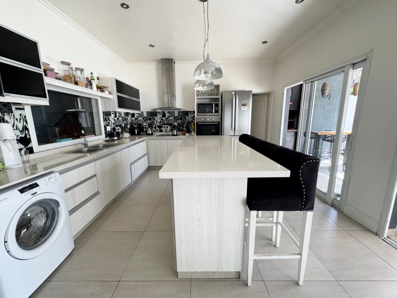 VENTA - CASA 5 AMBIENTES - CON GARAGE DOBLE, PILETA Y PARRILLA - CIUDAD JARDIN