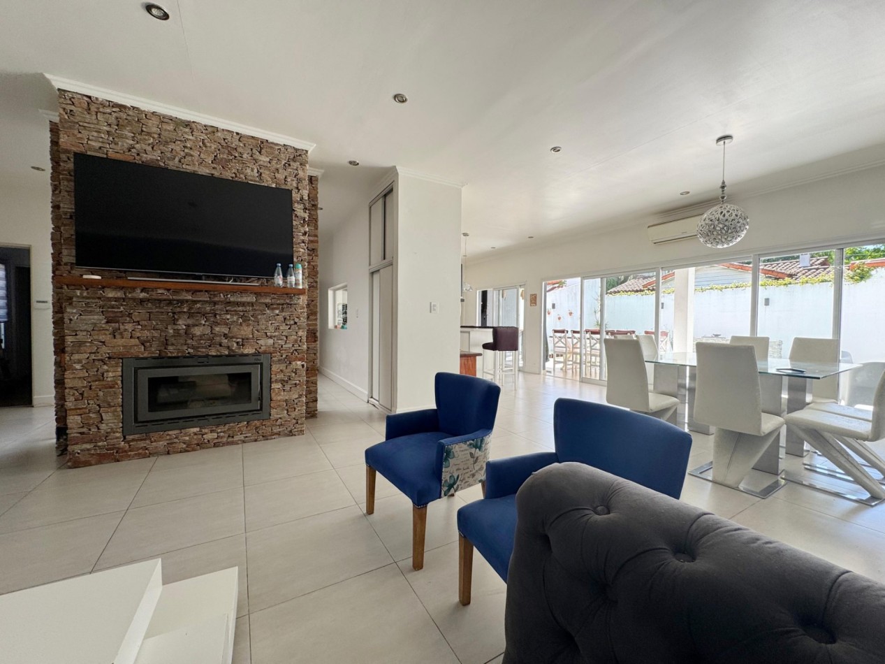 VENTA - CASA 5 AMBIENTES - CON GARAGE DOBLE, PILETA Y PARRILLA - CIUDAD JARDIN
