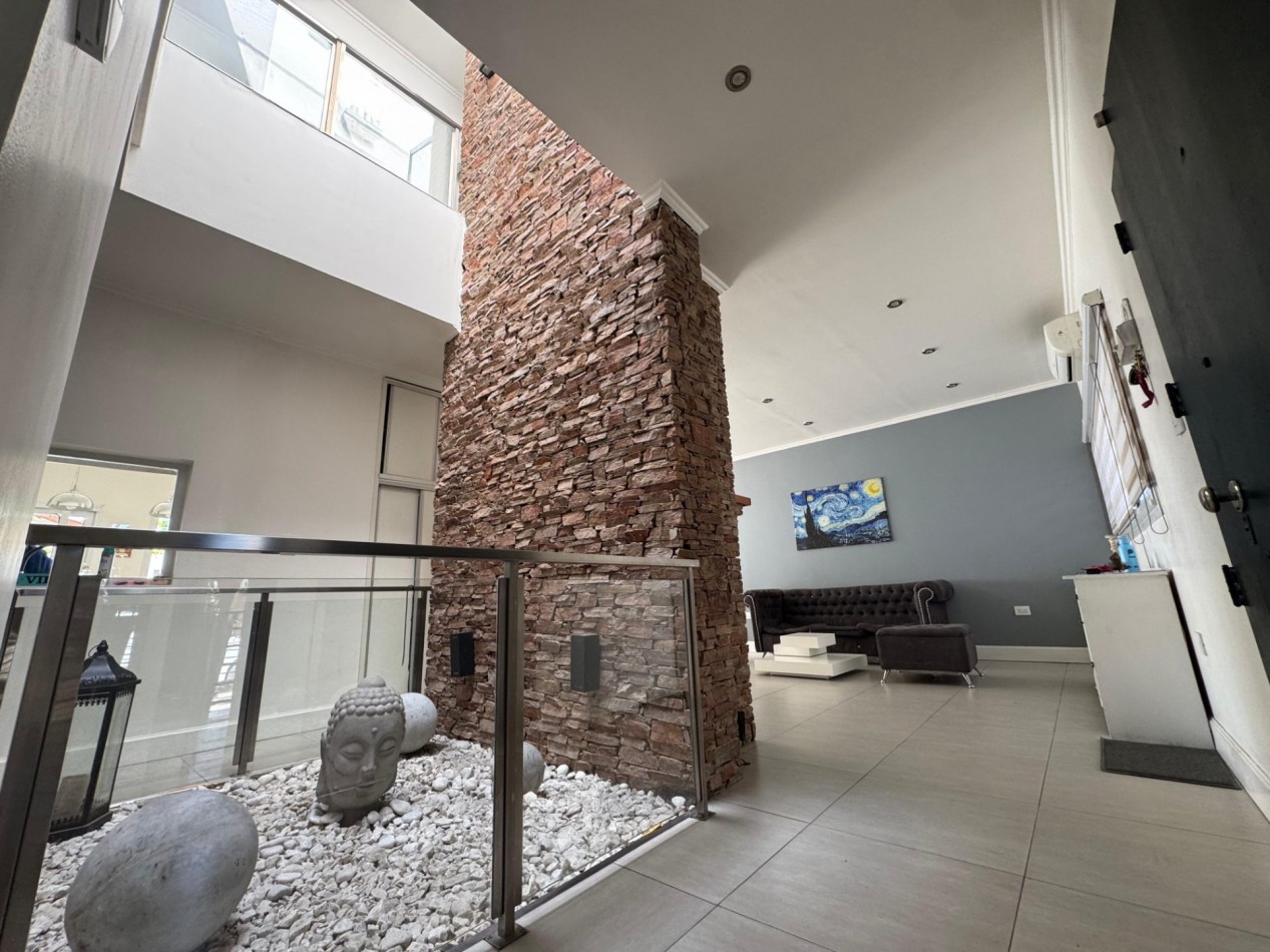 VENTA - CASA 5 AMBIENTES - CON GARAGE DOBLE, PILETA Y PARRILLA - CIUDAD JARDIN