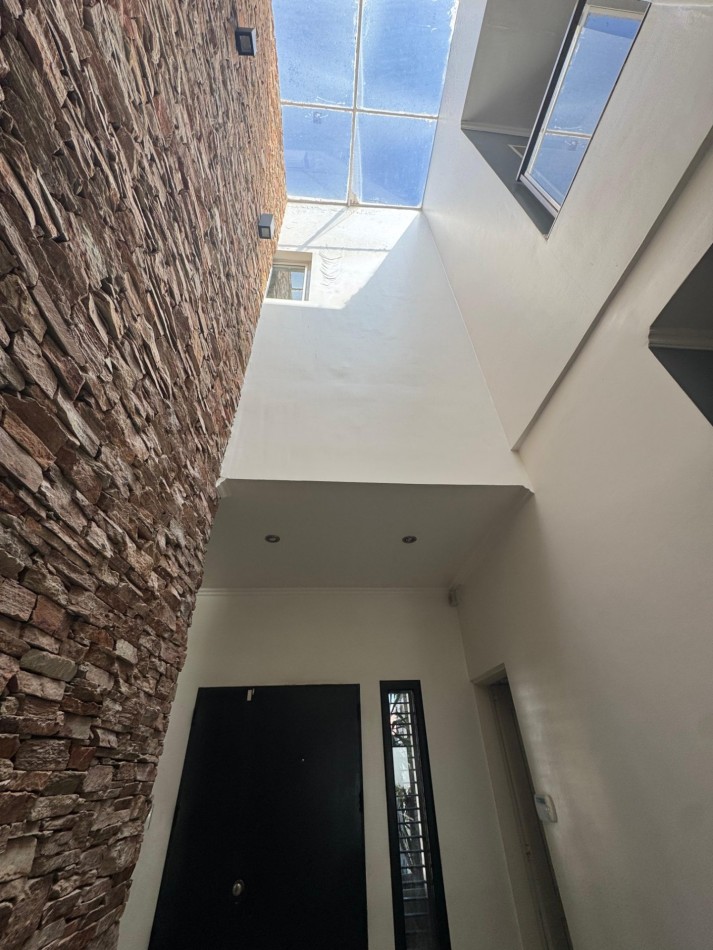VENTA - CASA 5 AMBIENTES - CON GARAGE DOBLE, PILETA Y PARRILLA - CIUDAD JARDIN