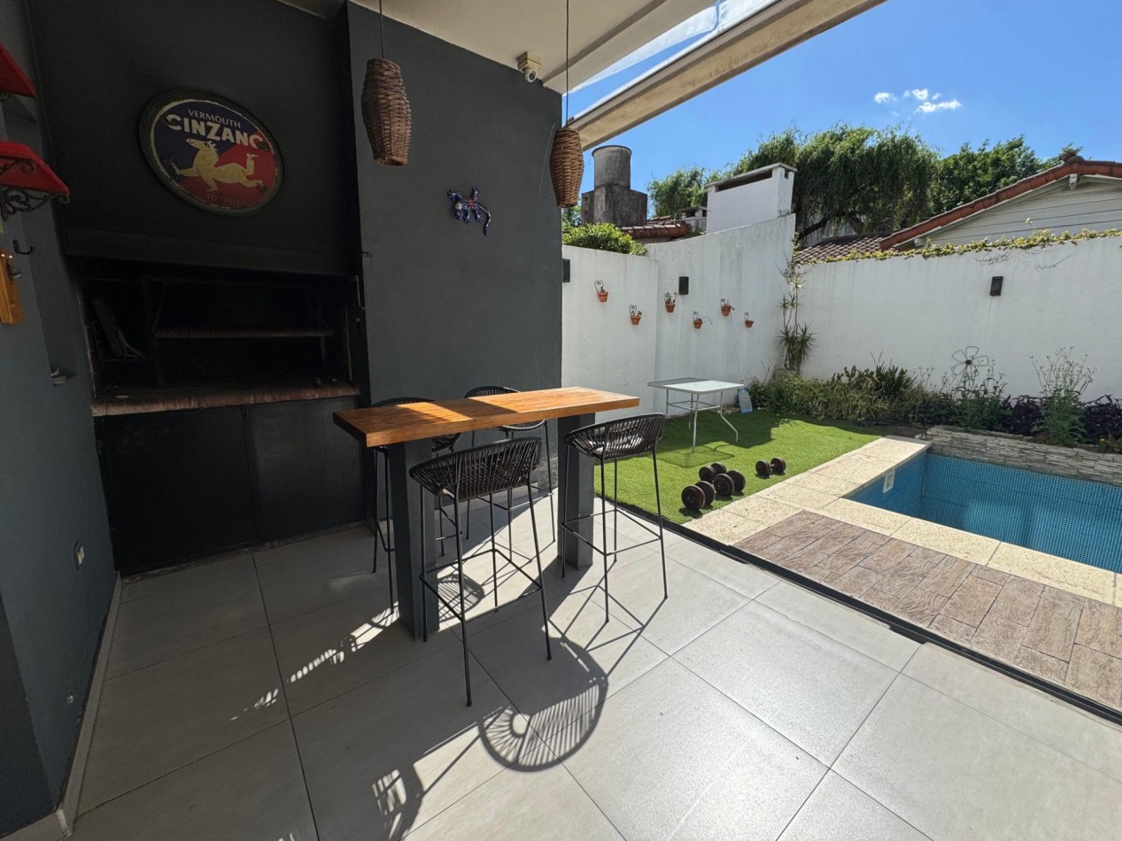 VENTA - CASA 5 AMBIENTES - CON GARAGE DOBLE, PILETA Y PARRILLA - CIUDAD JARDIN