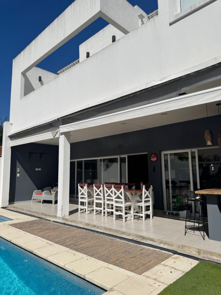 VENTA - CASA 5 AMBIENTES - CON GARAGE DOBLE, PILETA Y PARRILLA - CIUDAD JARDIN