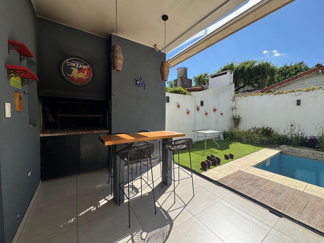 VENTA - CASA 5 AMBIENTES - CON GARAGE DOBLE, PILETA Y PARRILLA - CIUDAD JARDIN