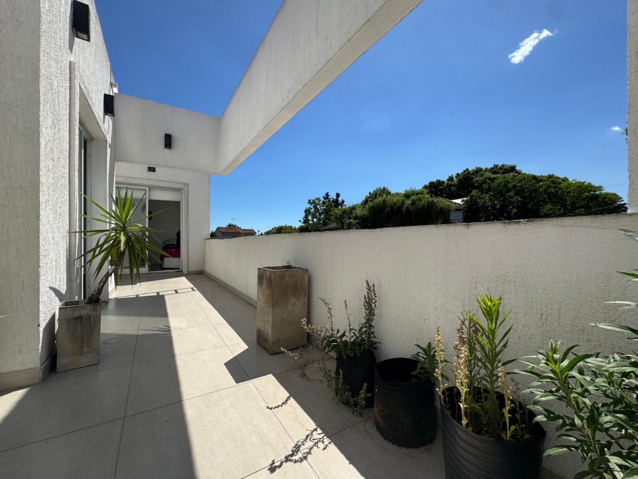VENTA - CASA 5 AMBIENTES - CON GARAGE DOBLE, PILETA Y PARRILLA - CIUDAD JARDIN