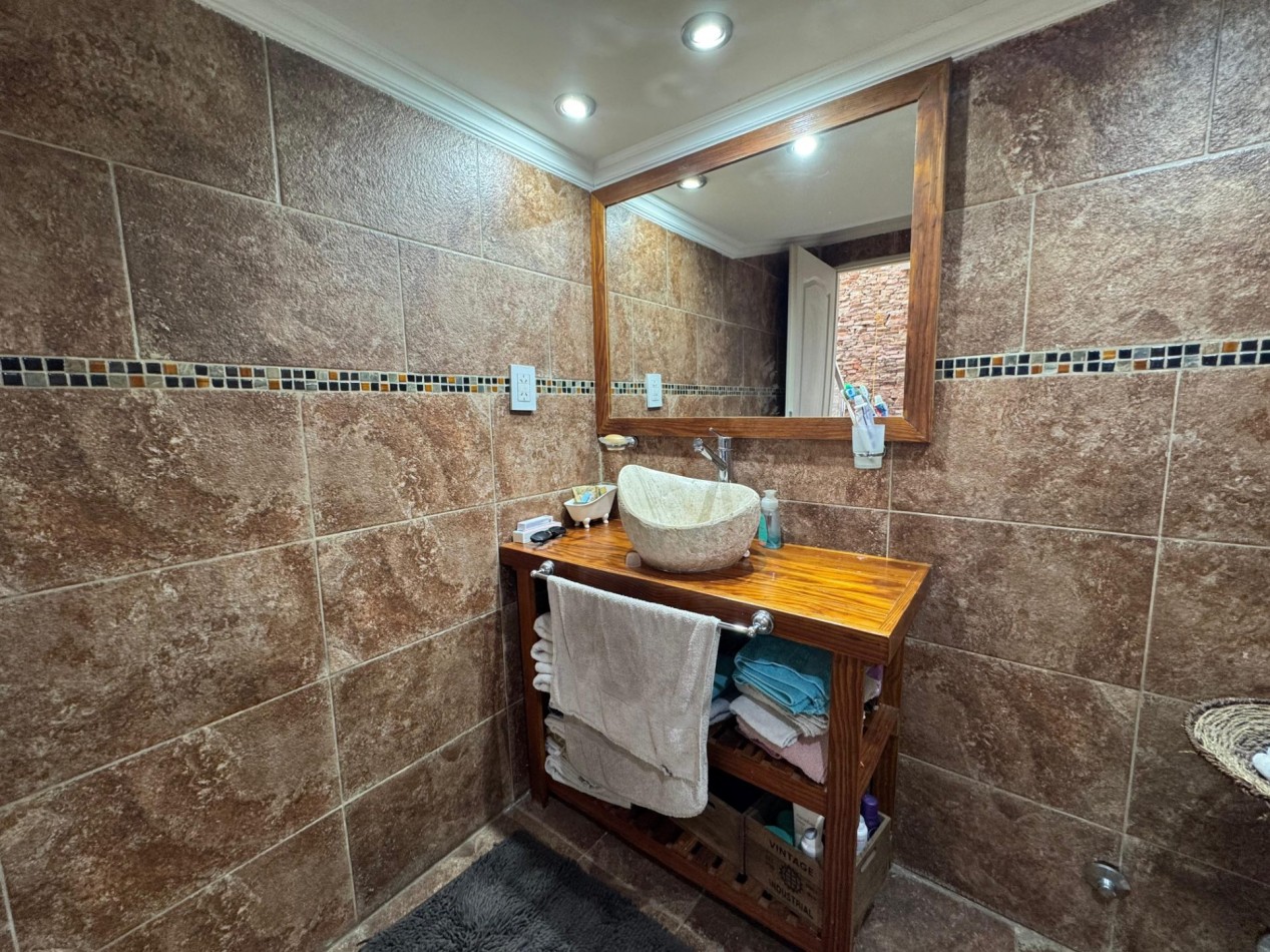 VENTA - CASA 5 AMBIENTES - CON GARAGE DOBLE, PILETA Y PARRILLA - CIUDAD JARDIN