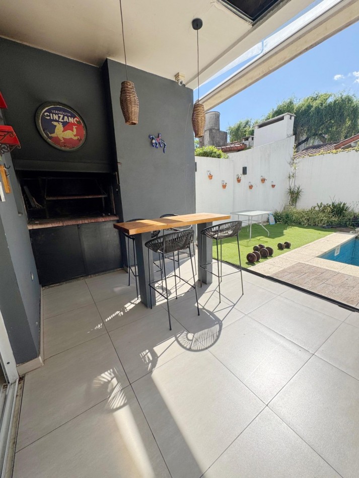 VENTA - CASA 5 AMBIENTES - CON GARAGE DOBLE, PILETA Y PARRILLA - CIUDAD JARDIN