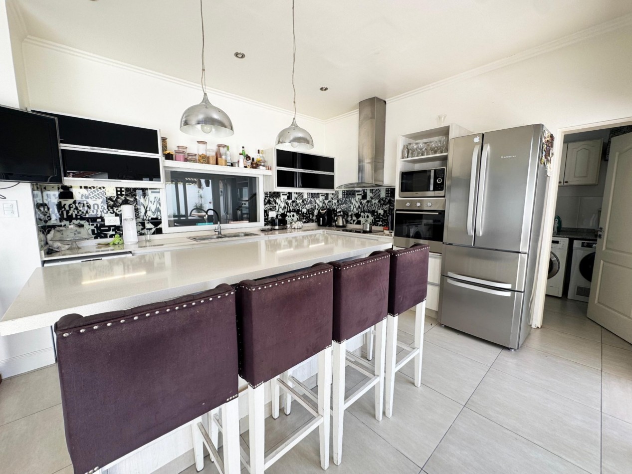 VENTA - CASA 5 AMBIENTES - CON GARAGE DOBLE, PILETA Y PARRILLA - CIUDAD JARDIN