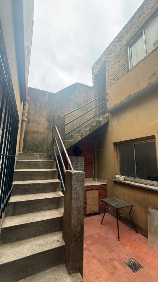 VENTA - CASA TIPO PH - 3 AMBIENTES - PATIO - QUINCHO - TERRAZA CON PARRILLA - APTO CREDITO