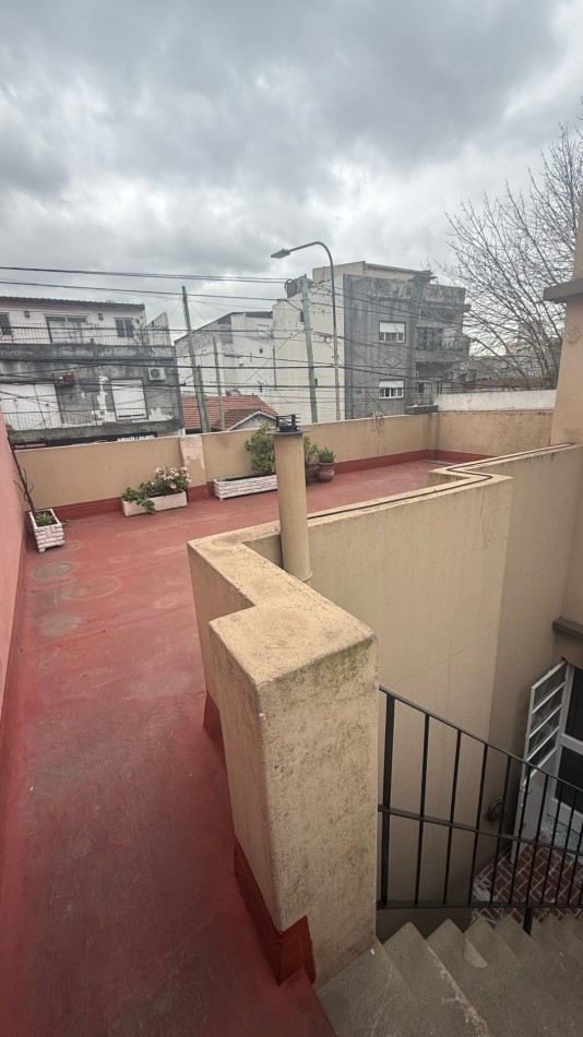 ALQUILER CASA 3 AMBIENTES CON TERRAZA Y QUINCHO - CASEROS NORTE