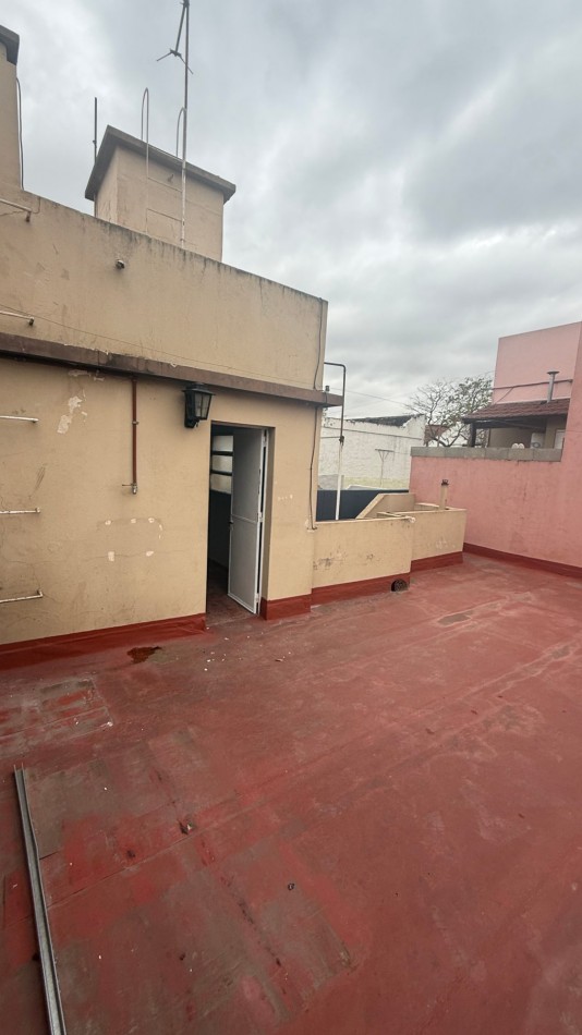 ALQUILER CASA 3 AMBIENTES CON TERRAZA Y QUINCHO - CASEROS NORTE