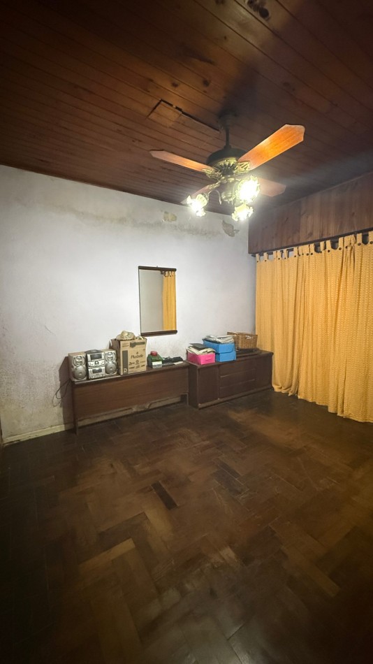 VENTA - CASA 5 AMBIENTES EN CASEROS CON LOCAL, GARAGE, PATIO Y PARRILLA