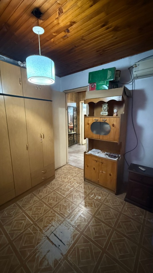 VENTA - CASA 5 AMBIENTES EN CASEROS CON LOCAL, GARAGE, PATIO Y PARRILLA