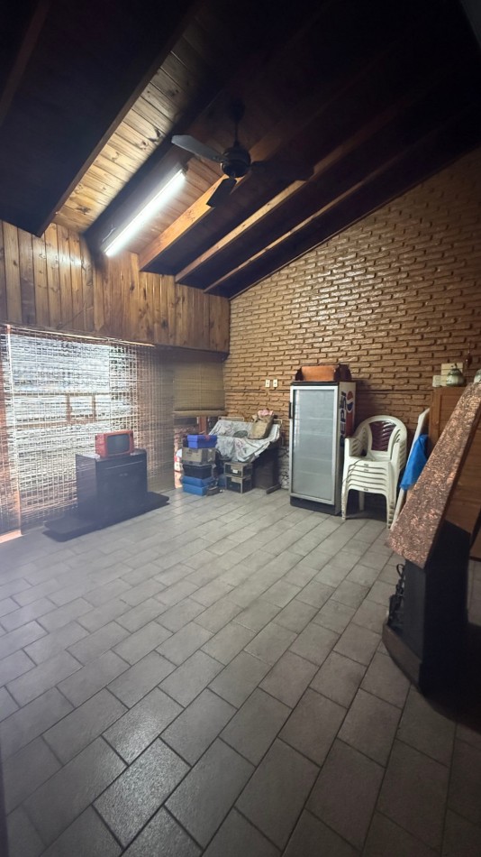 VENTA - CASA 5 AMBIENTES EN CASEROS CON LOCAL, GARAGE, PATIO Y PARRILLA