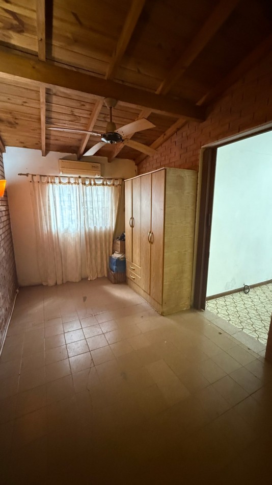 VENTA - CASA 5 AMBIENTES EN CASEROS CON LOCAL, GARAGE, PATIO Y PARRILLA