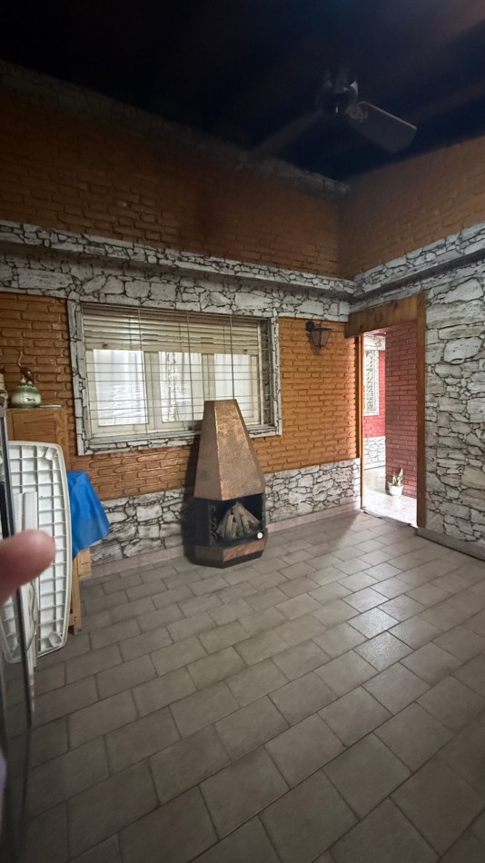 VENTA - CASA 5 AMBIENTES EN CASEROS CON LOCAL, GARAGE, PATIO Y PARRILLA