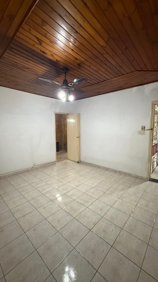 VENTA - CASA 5 AMBIENTES EN CASEROS CON LOCAL, GARAGE, PATIO Y PARRILLA