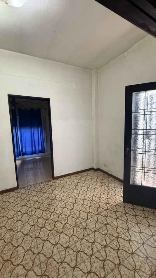VENTA - CASA 5 AMBIENTES EN CASEROS CON LOCAL, GARAGE, PATIO Y PARRILLA
