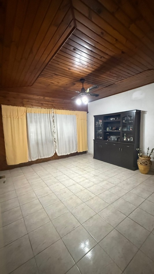 VENTA - CASA 5 AMBIENTES EN CASEROS CON LOCAL, GARAGE, PATIO Y PARRILLA
