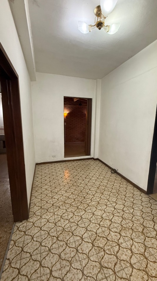 VENTA - CASA 5 AMBIENTES EN CASEROS CON LOCAL, GARAGE, PATIO Y PARRILLA