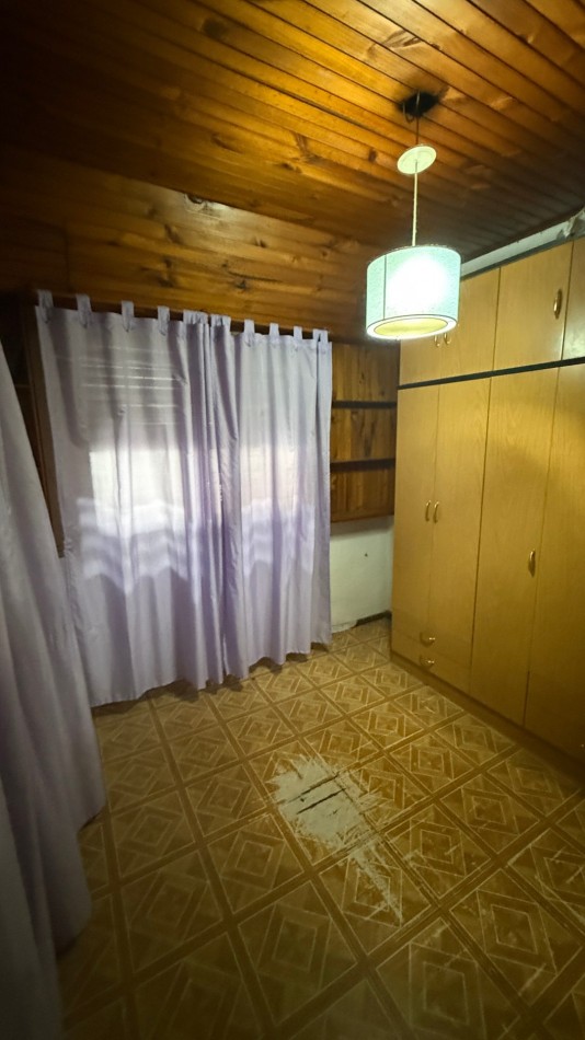 VENTA - CASA 5 AMBIENTES EN CASEROS CON LOCAL, GARAGE, PATIO Y PARRILLA