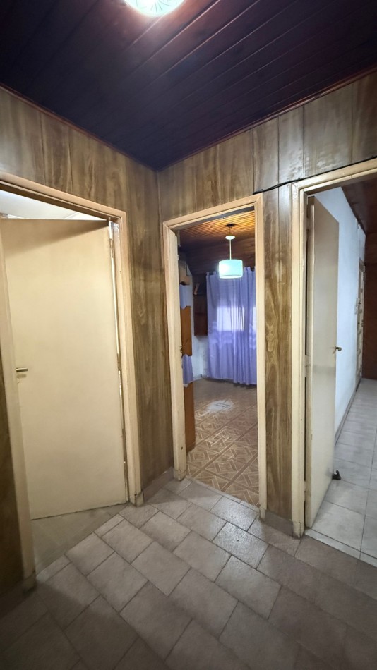 VENTA - CASA 5 AMBIENTES EN CASEROS CON LOCAL, GARAGE, PATIO Y PARRILLA