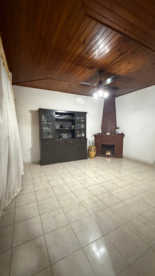 VENTA - CASA 5 AMBIENTES EN CASEROS CON LOCAL, GARAGE, PATIO Y PARRILLA
