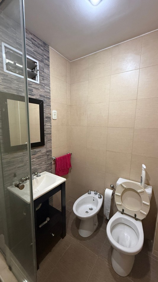 VENTA - CASA 5 AMBIENTES EN CASEROS CON LOCAL, GARAGE, PATIO Y PARRILLA