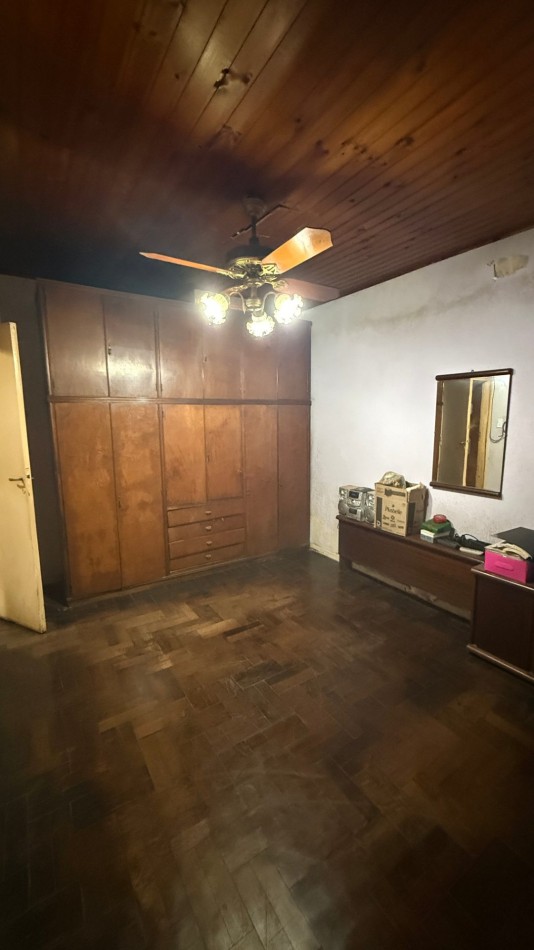VENTA - CASA 5 AMBIENTES EN CASEROS CON LOCAL, GARAGE, PATIO Y PARRILLA