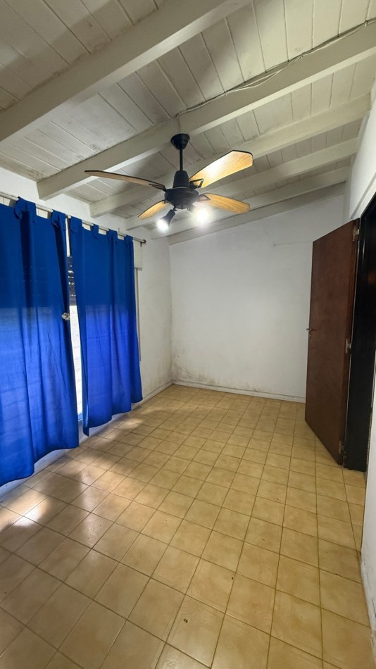 VENTA - CASA 5 AMBIENTES EN CASEROS CON LOCAL, GARAGE, PATIO Y PARRILLA