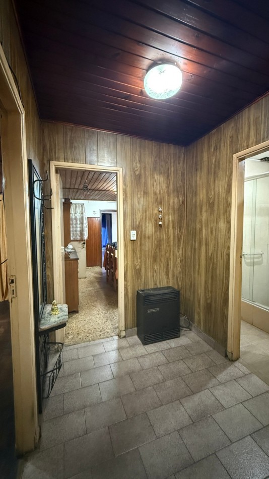 VENTA - CASA 5 AMBIENTES EN CASEROS CON LOCAL, GARAGE, PATIO Y PARRILLA