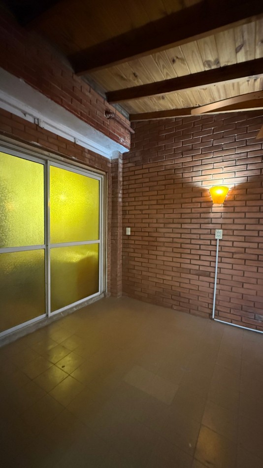 VENTA - CASA 5 AMBIENTES EN CASEROS CON LOCAL, GARAGE, PATIO Y PARRILLA