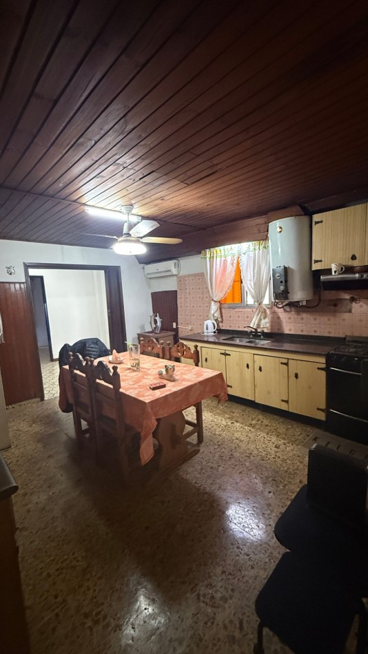 VENTA - CASA 5 AMBIENTES EN CASEROS CON LOCAL, GARAGE, PATIO Y PARRILLA