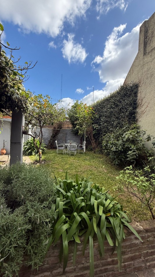 VENTA - CASA 5 AMBIENTES EN CASEROS CON LOCAL, GARAGE, PATIO Y PARRILLA