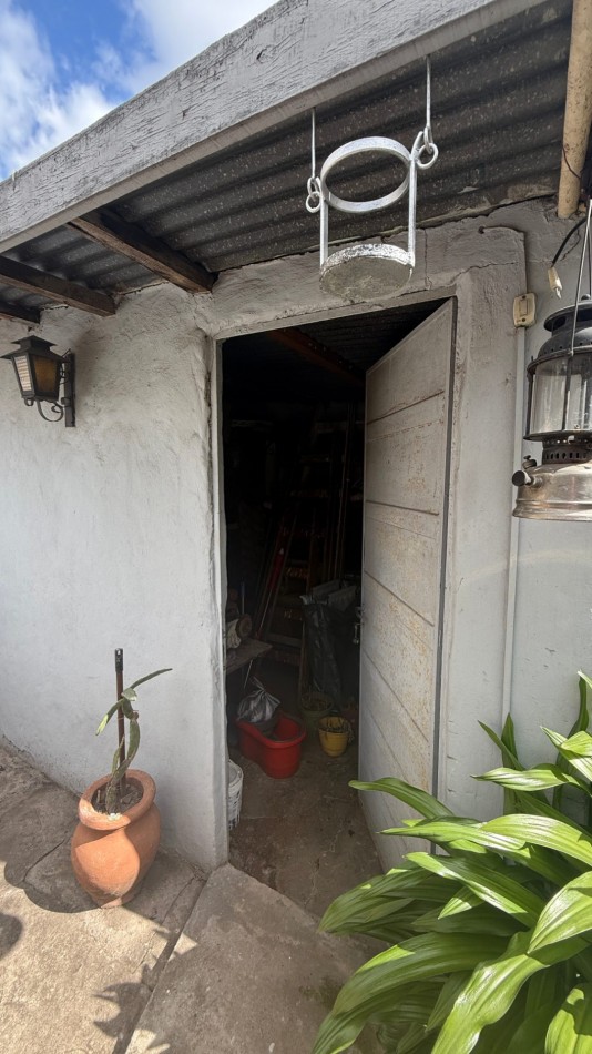VENTA - CASA 5 AMBIENTES EN CASEROS CON LOCAL, GARAGE, PATIO Y PARRILLA