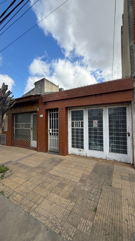 VENTA - CASA 5 AMBIENTES EN CASEROS CON LOCAL, GARAGE, PATIO Y PARRILLA