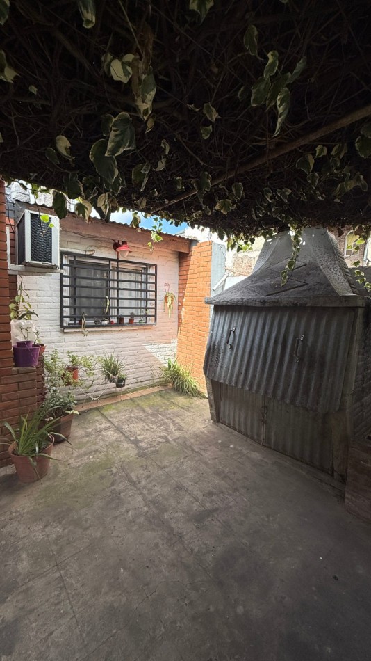VENTA - CASA 5 AMBIENTES EN CASEROS CON LOCAL, GARAGE, PATIO Y PARRILLA