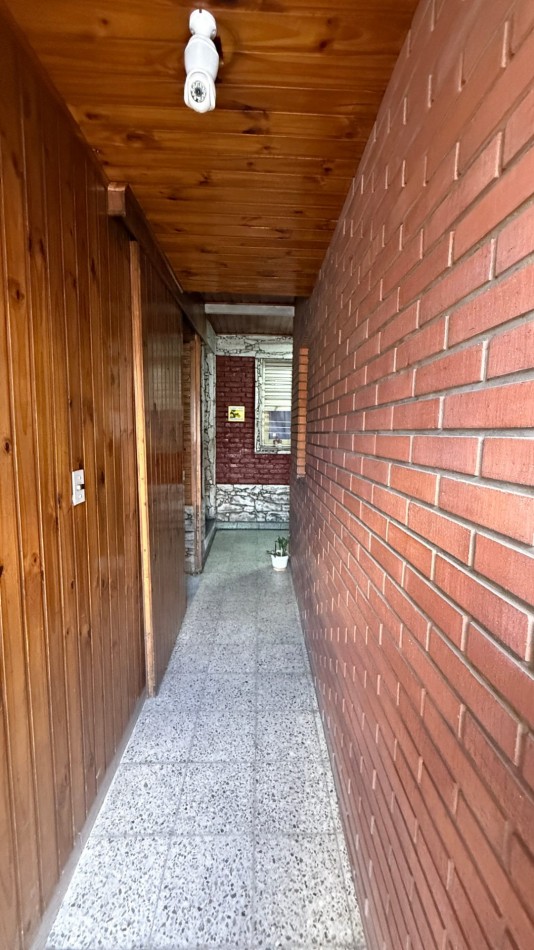 VENTA - CASA 5 AMBIENTES EN CASEROS CON LOCAL, GARAGE, PATIO Y PARRILLA
