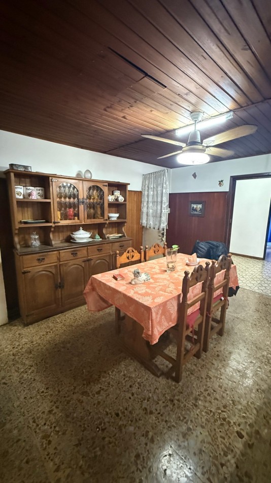 VENTA - CASA 5 AMBIENTES EN CASEROS CON LOCAL, GARAGE, PATIO Y PARRILLA