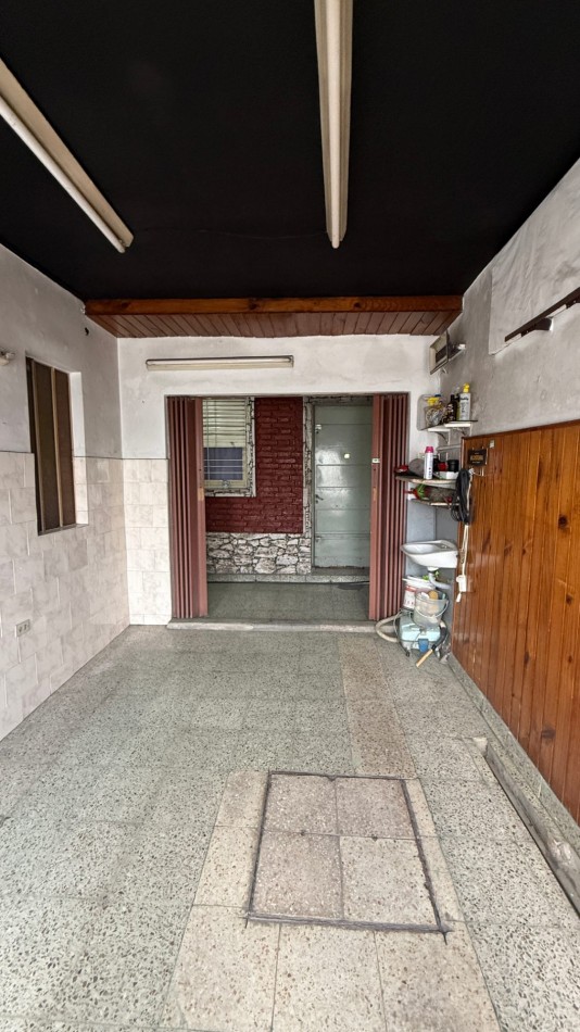 VENTA - CASA 5 AMBIENTES EN CASEROS CON LOCAL, GARAGE, PATIO Y PARRILLA