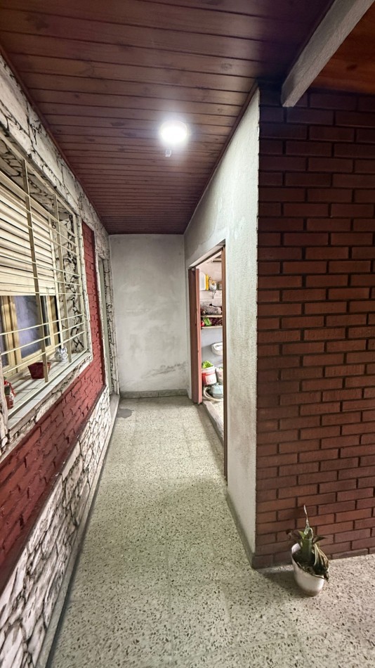 VENTA - CASA 5 AMBIENTES EN CASEROS CON LOCAL, GARAGE, PATIO Y PARRILLA