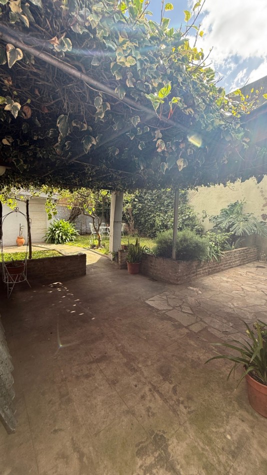 VENTA - CASA 5 AMBIENTES EN CASEROS CON LOCAL, GARAGE, PATIO Y PARRILLA