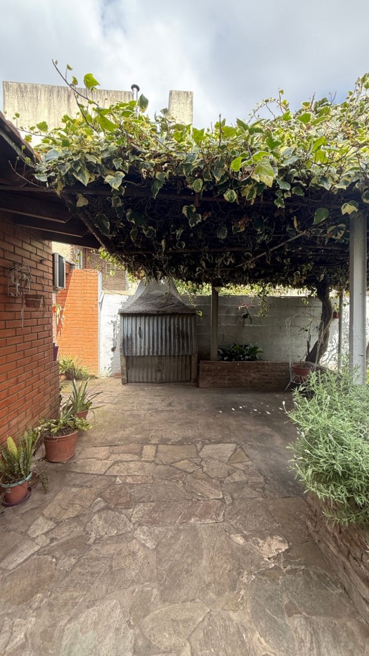 VENTA - CASA 5 AMBIENTES EN CASEROS CON LOCAL, GARAGE, PATIO Y PARRILLA