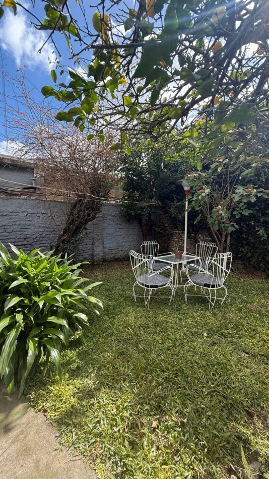 VENTA - CASA 5 AMBIENTES EN CASEROS CON LOCAL, GARAGE, PATIO Y PARRILLA