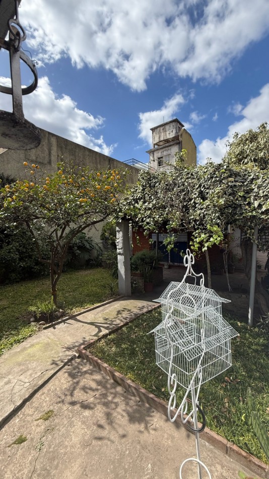 VENTA - CASA 5 AMBIENTES EN CASEROS CON LOCAL, GARAGE, PATIO Y PARRILLA