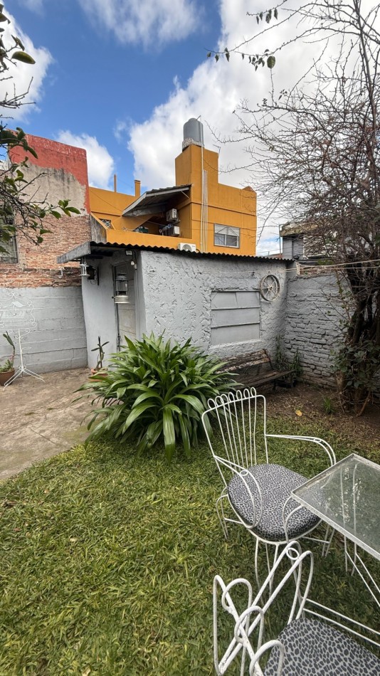 VENTA - CASA 5 AMBIENTES EN CASEROS CON LOCAL, GARAGE, PATIO Y PARRILLA