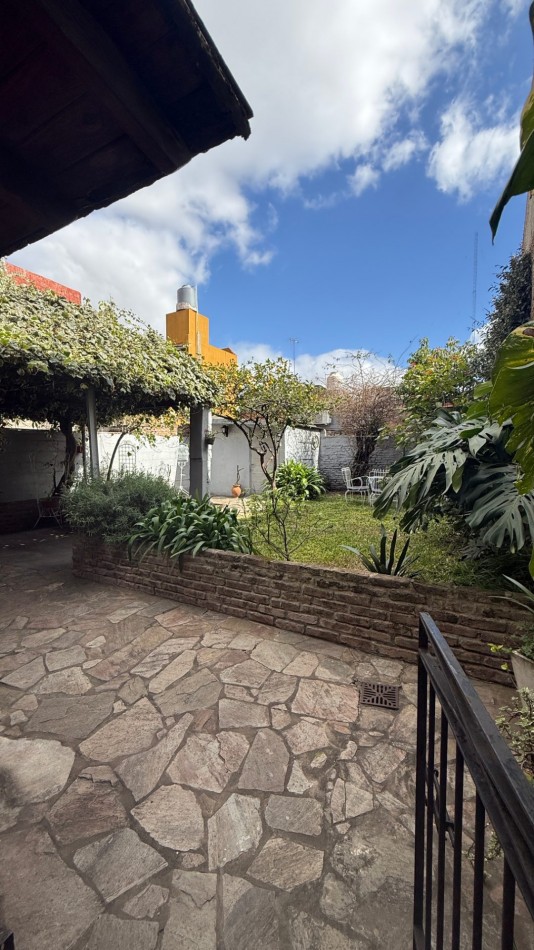VENTA - CASA 5 AMBIENTES EN CASEROS CON LOCAL, GARAGE, PATIO Y PARRILLA