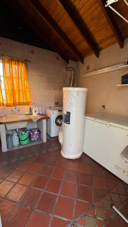 VENTA - CASA - 4 AMBIENTES - QUINCHO - PILETA - GARAGE PASANTE - CIUDADELA