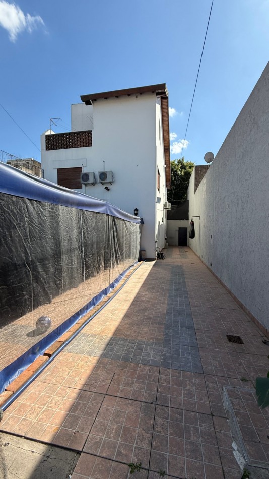 VENTA - CASA - 4 AMBIENTES - QUINCHO - PILETA - GARAGE PASANTE - CIUDADELA